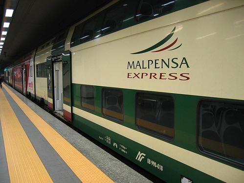 Tragedia sui binari: persona investita e uccisa da treno. Circolazione rallentata
