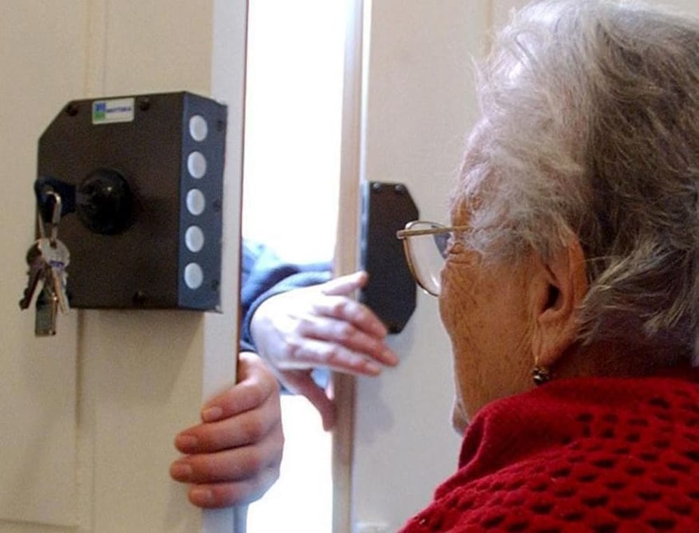 “Sono un maresciallo dei carabinieri”: entra in casa e le ruba 1.300 euro