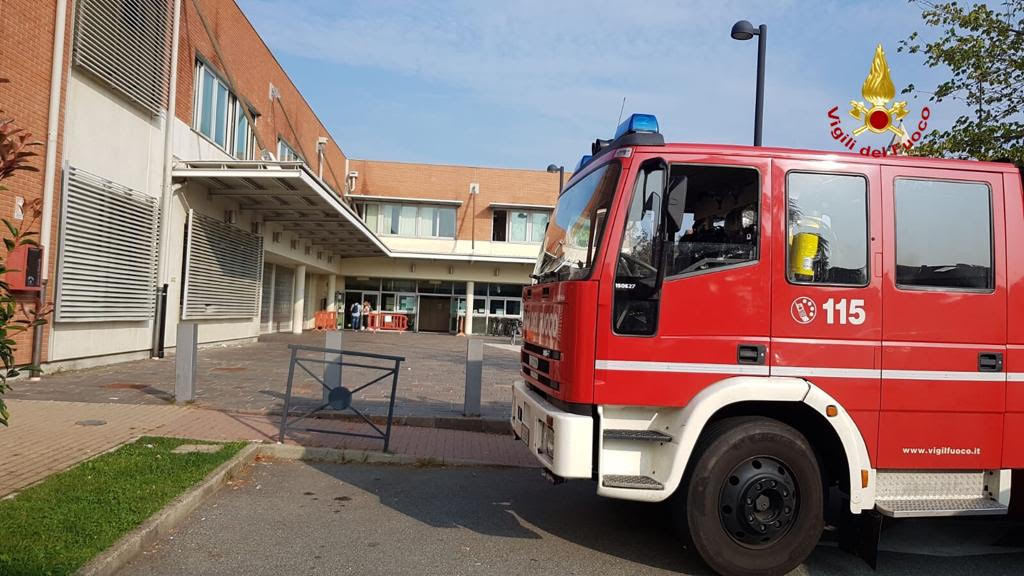Incendio alla scuola Dante di Borgomanero: alunni evacuati