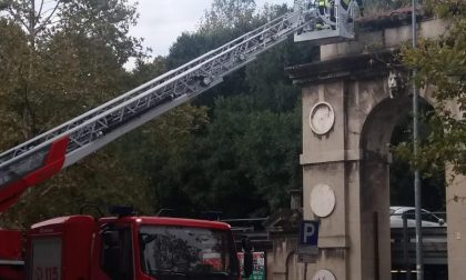Cadono calcinacci al parcheggio del mercato coperto