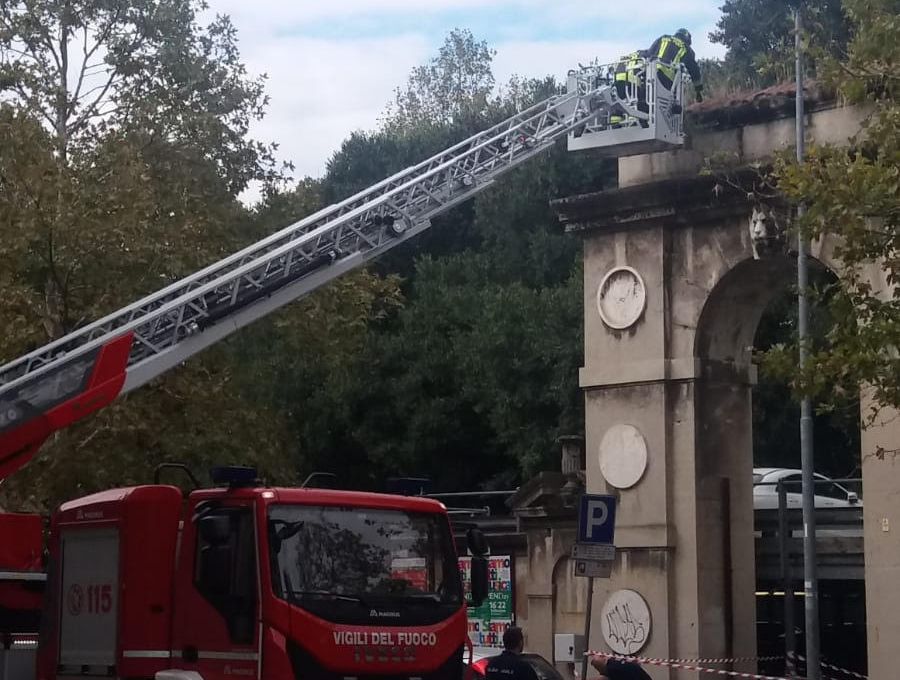 Cadono calcinacci al parcheggio del mercato coperto
