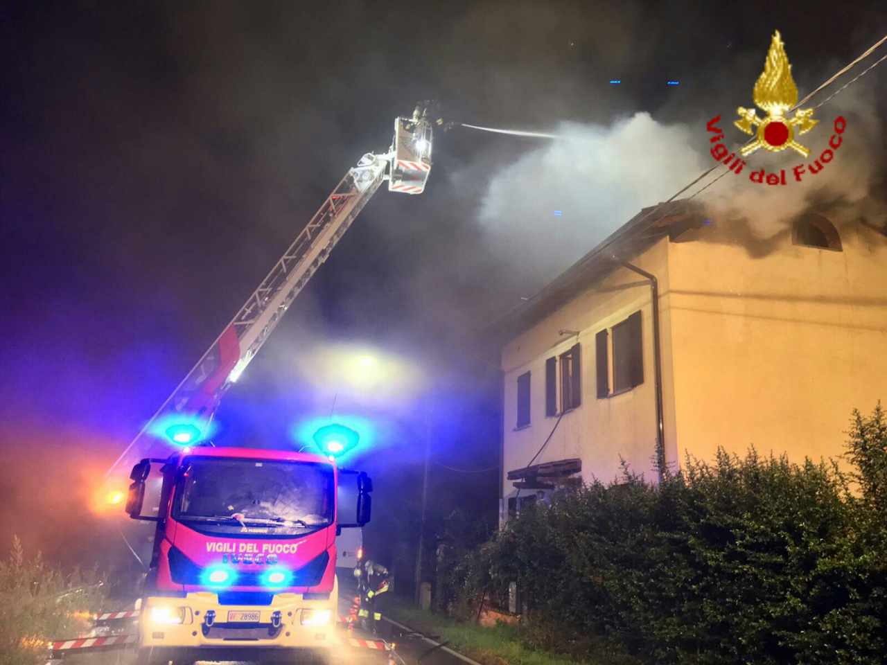 Prende fuoco il tetto di una casa tra Momo e Agnellengo
