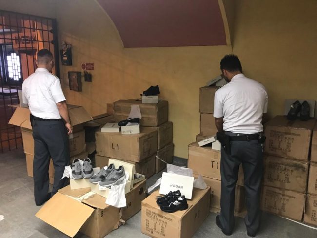 Scarpe e accessori Hogan contraffatti: bloccato il traffico