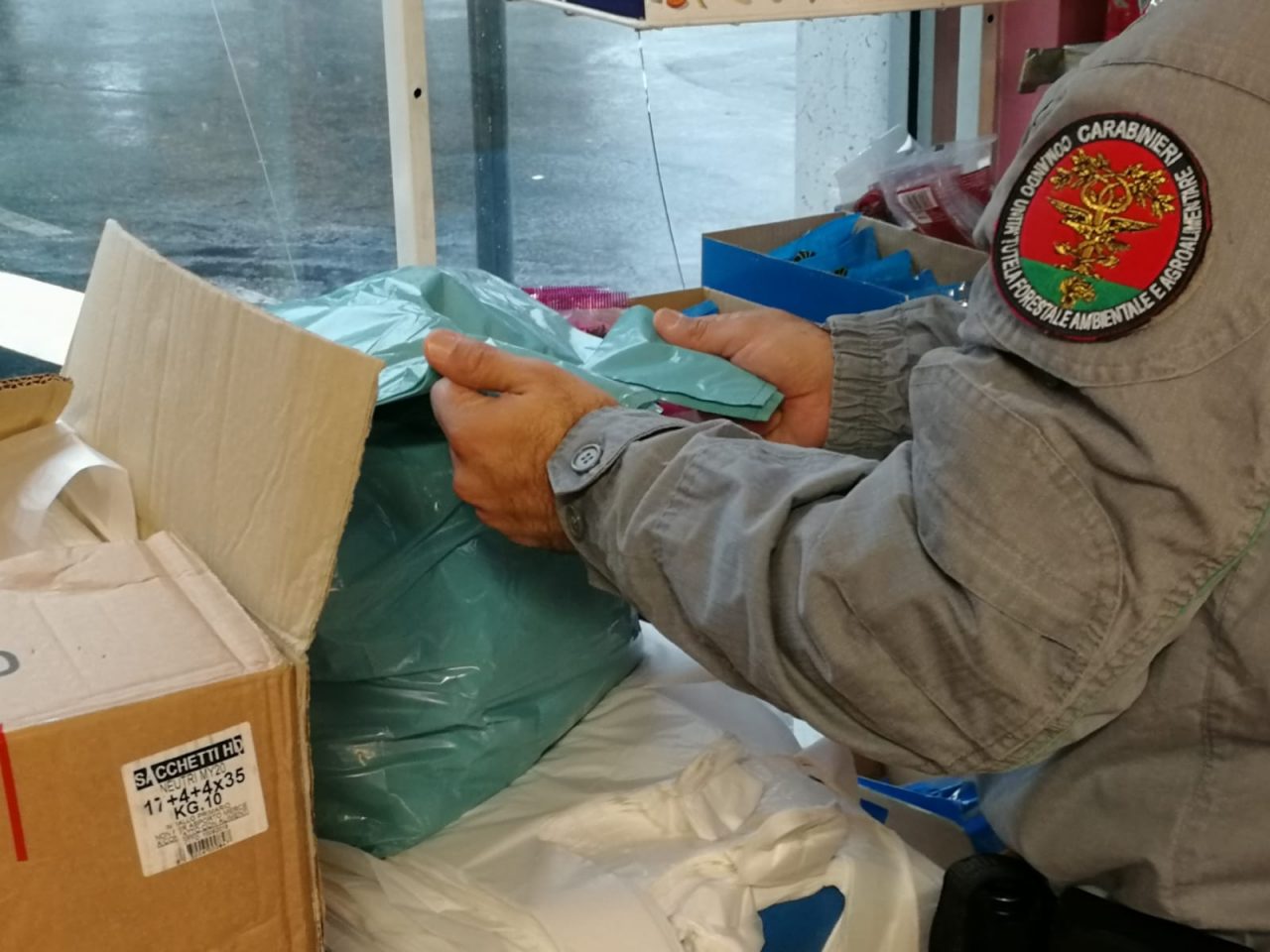 Sacchetti della spesa non regolari: 10mila euro di multa