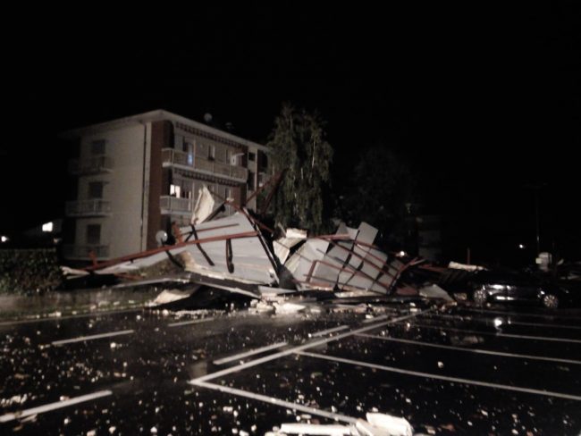 Maltempo: un ferito grave, tetti scoperchiati e alberi abbattuti