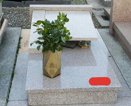 Tombe vandalizzate al cimitero di Gattico