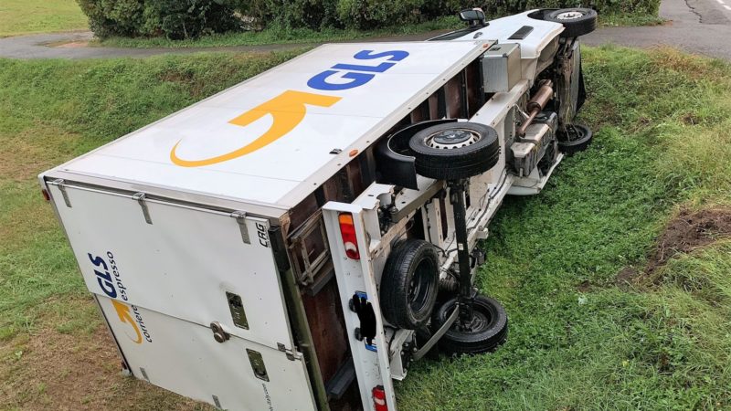 Furgone senza nessuno a bordo, si ribalta sul prato
