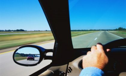Sorpassa, taglia la rotonda e scappa: dietro a lui il sindaco di Invorio che lo multa