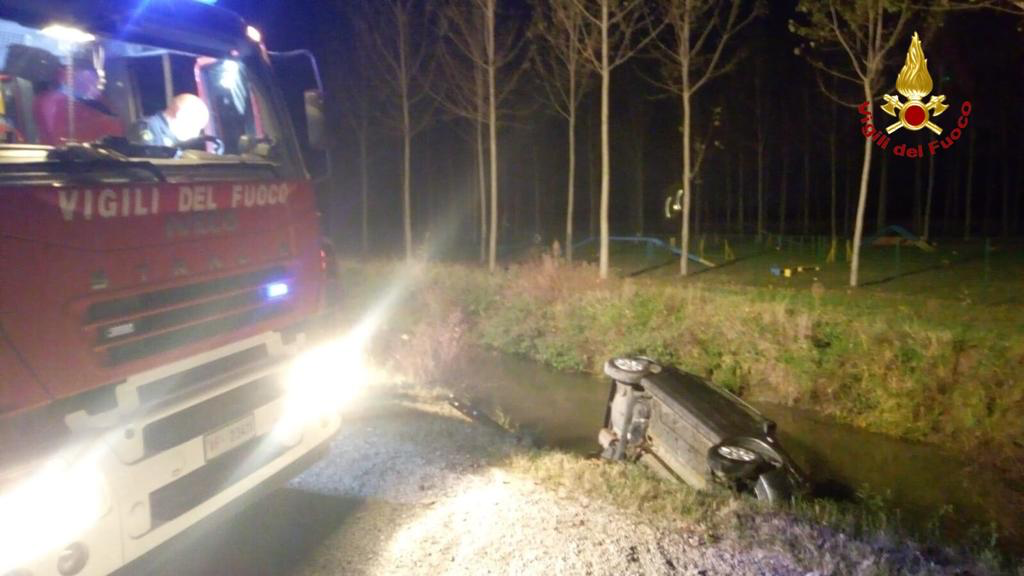 Auto finisce nel canale a Sozzago