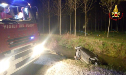 Auto nel canale pieno d’acqua: pompieri salvano miracolosamente una donna