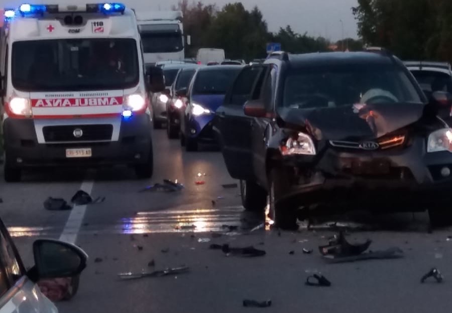 Trecate schianto un ferito