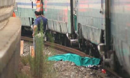 Si gettano sotto al treno: tragedia per due fratelli