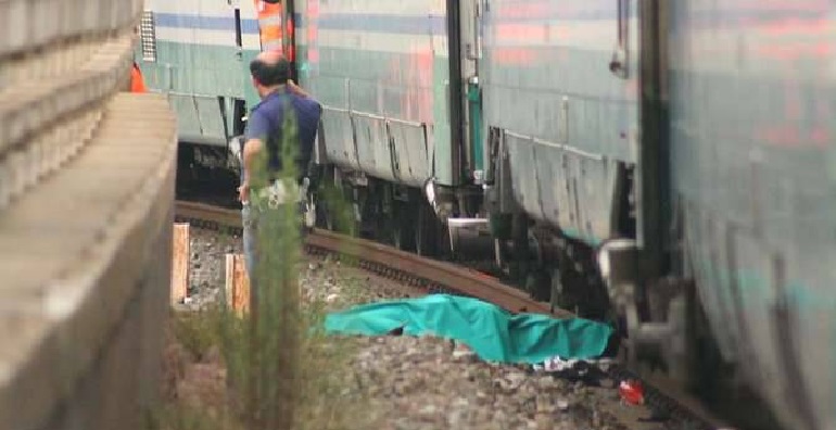 Si gettano sotto al treno: tragedia per due fratelli