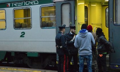 «Dammi soldi o ti sfregio». Paura sul treno Torino-Milano