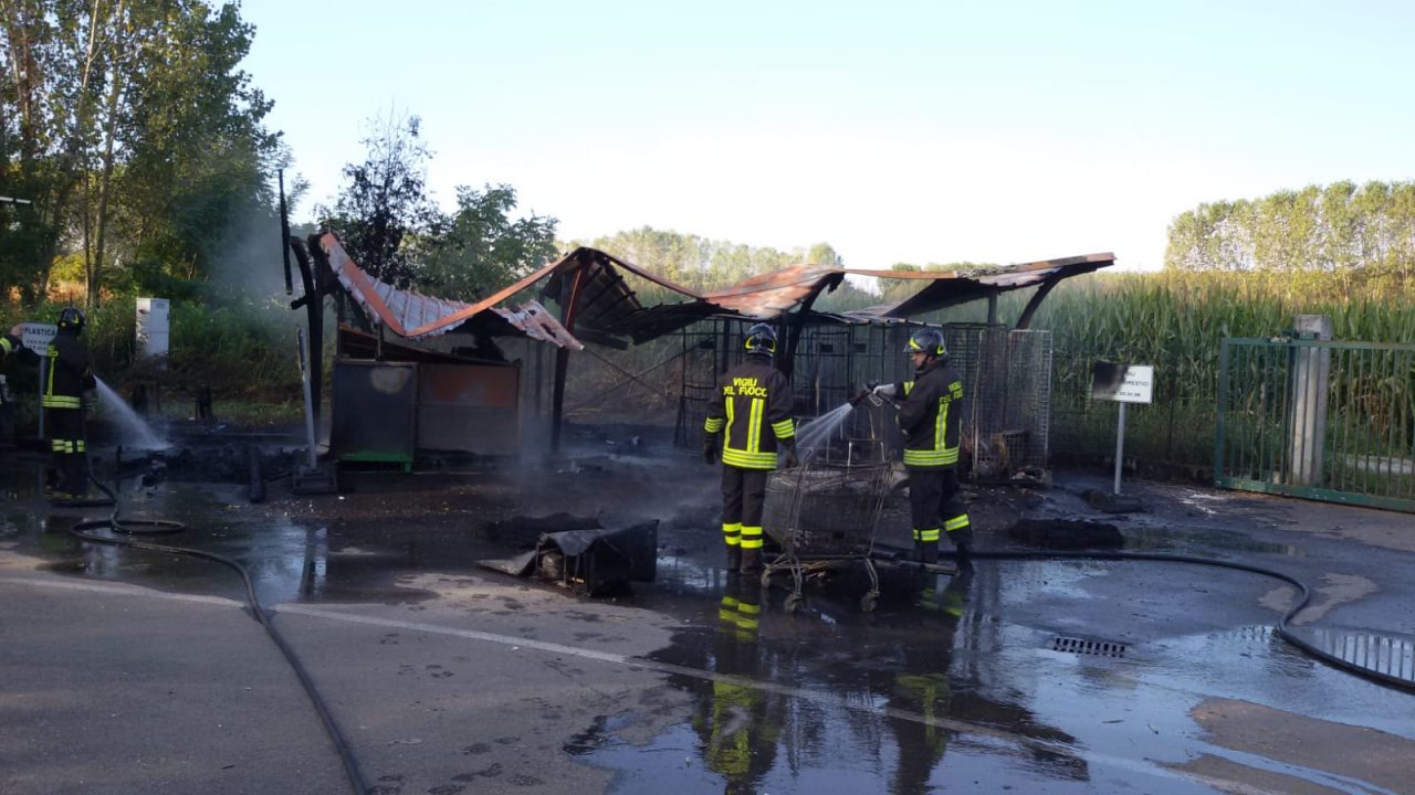 Fiamme all’isola ecologica di Fara Novarese