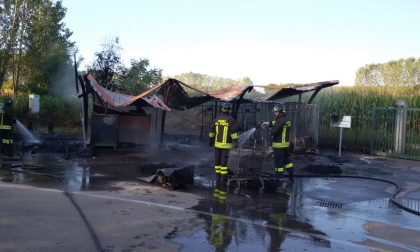 Fiamme all'isola ecologica di Fara Novarese