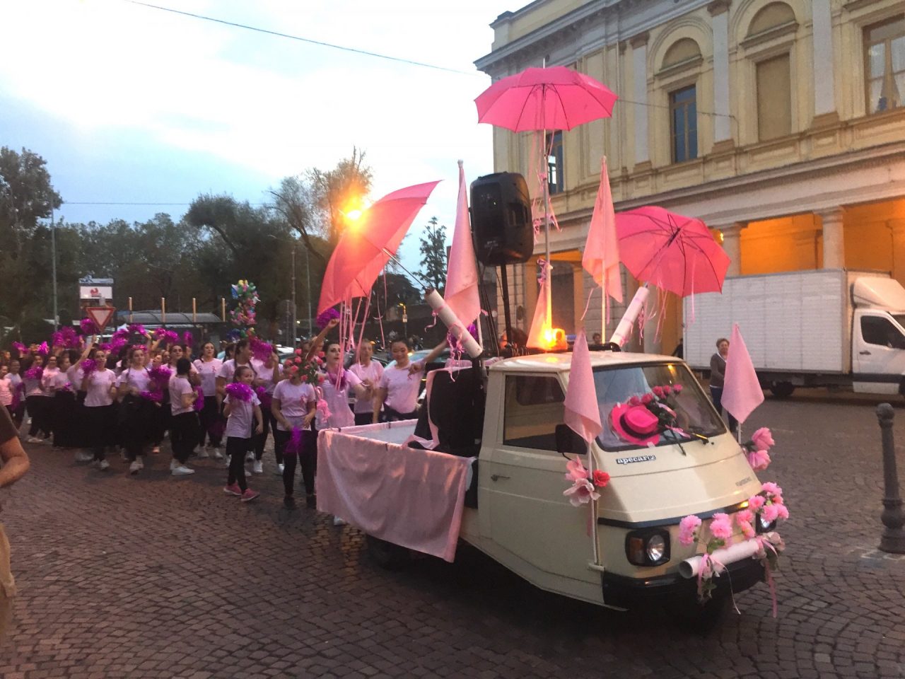 Tumore al seno, un’onda rosa ha invaso la città per dare il via alla campagna Lilt for Women FOTOGALLERY