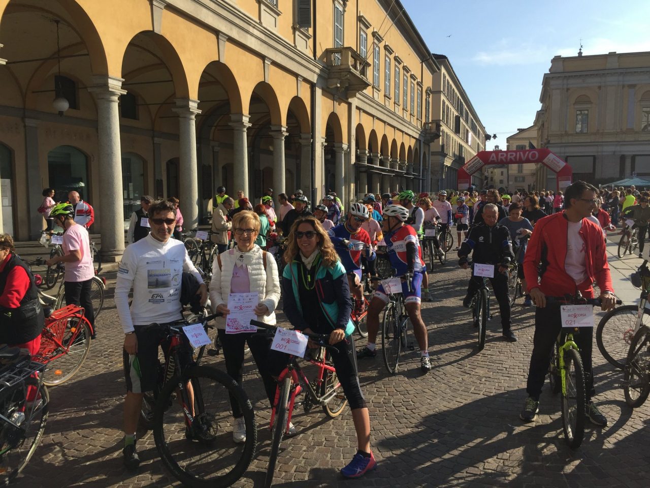 Campagna Nastro rosa, in 250 in bici e di corsa per dire no al tumore al seno FOTOGALLERY