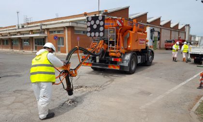 Macchina "tappabuche" per le strade di Novara