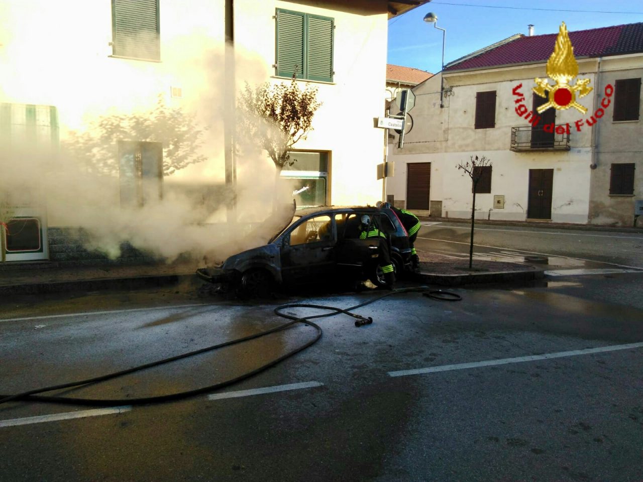 Esplode auto a Gpl: pompieri in azione a Casalvolone
