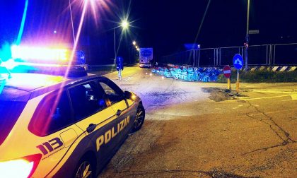 Romagnano camion perde casse d'acqua minerale: strada chiusa