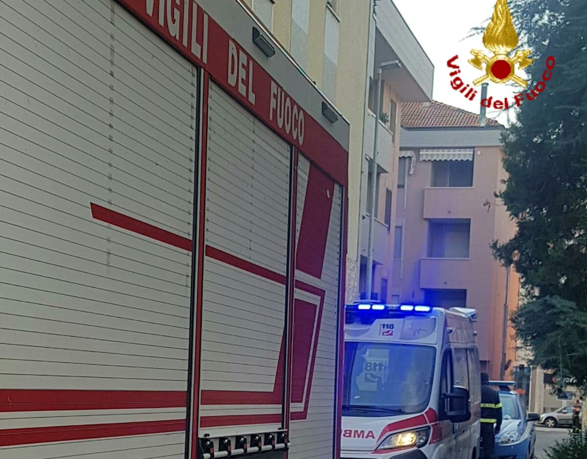 Uomo morto da diversi giorni trovato in casa dai Vigili del Fuoco