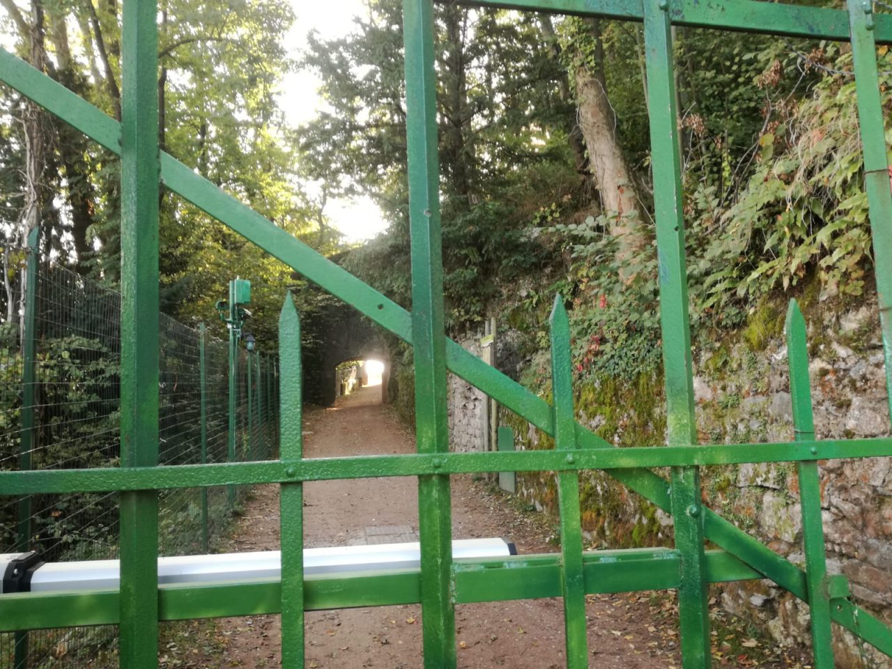 Arona si toglie la vita lanciandosi dalla Rocca