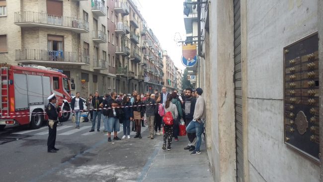 Crolla la scala di un palazzo a Torino: 14 famiglie evacuate LE FOTO