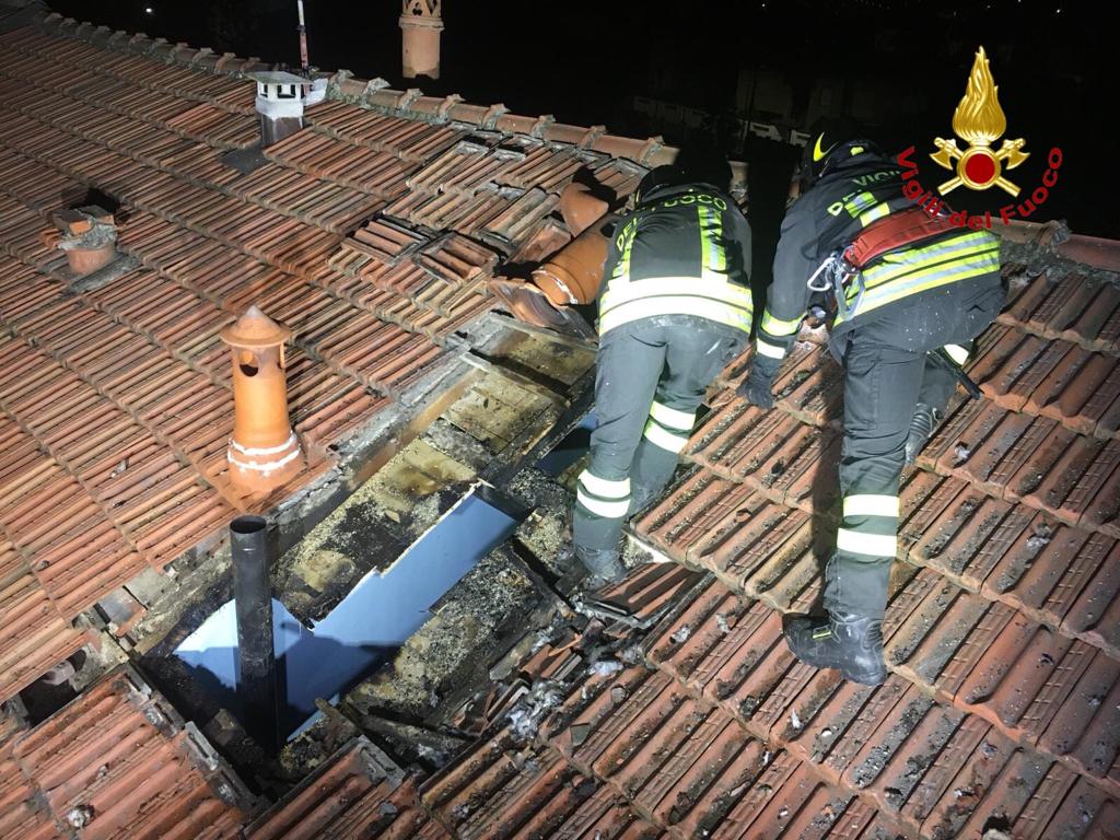 Tetto in fiamme a Trecate