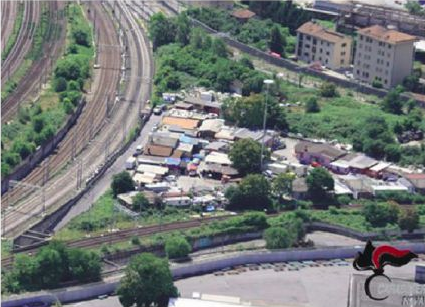 Blitz al campo nomadi, scoperta la fonderia dell’oro rubato