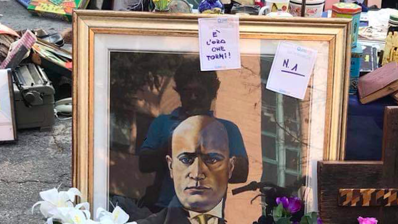 Espone quadro di Mussolini al mercatino delle pulci: espulso per due mesi