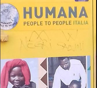 Scritte razziste sul contenitore Humana di Castelletto