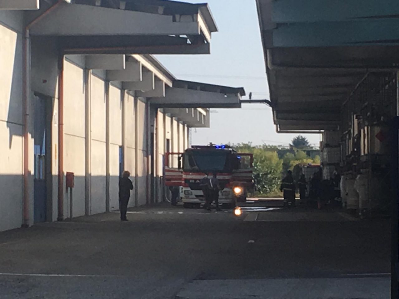 Esplosione in una ditta chimica di Marcallo: colonna di fumo visibile nel novarese