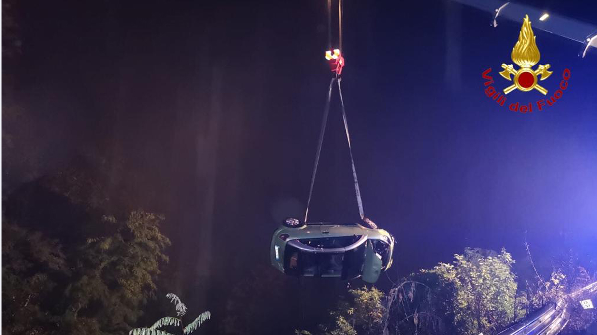 Auto sfonda il guard rail e precipita nella scarpata sulla Sp 142