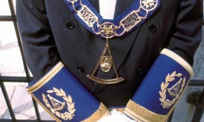 Donna interrompe la Messa e urla: “Sono dei servizi segreti vaticani”
