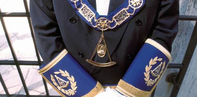 Donna interrompe la Messa e urla: “Sono dei servizi segreti vaticani”