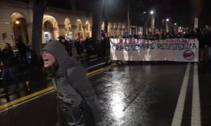Droga a casa della maestra che insultò la polizia durante il corteo