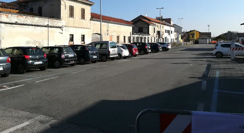 Trecate, reinserita la sosta a pagamento al parcheggio della stazione