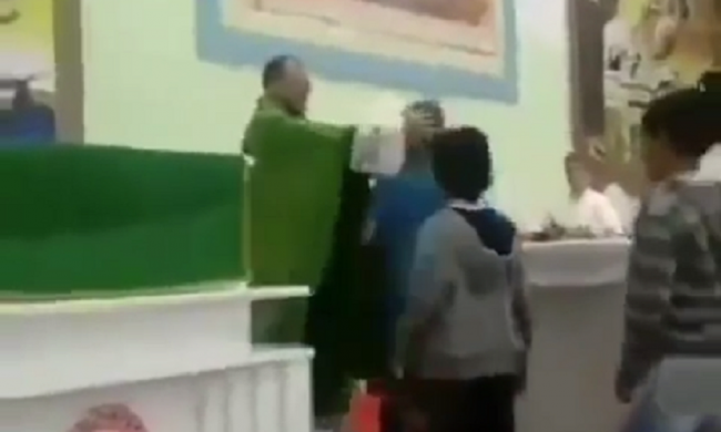 Sacerdote schiaffeggia e tira calci ai bambini. Facchinetti: “Ci vorrebbe l’inquisizione” VIDEO