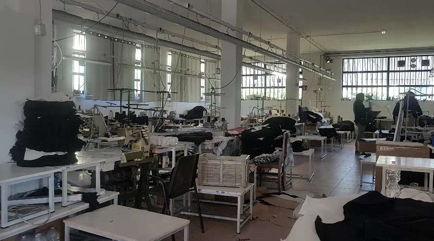 30.000 falsi abiti firmati sequestrati dalla Guardia di Finanza