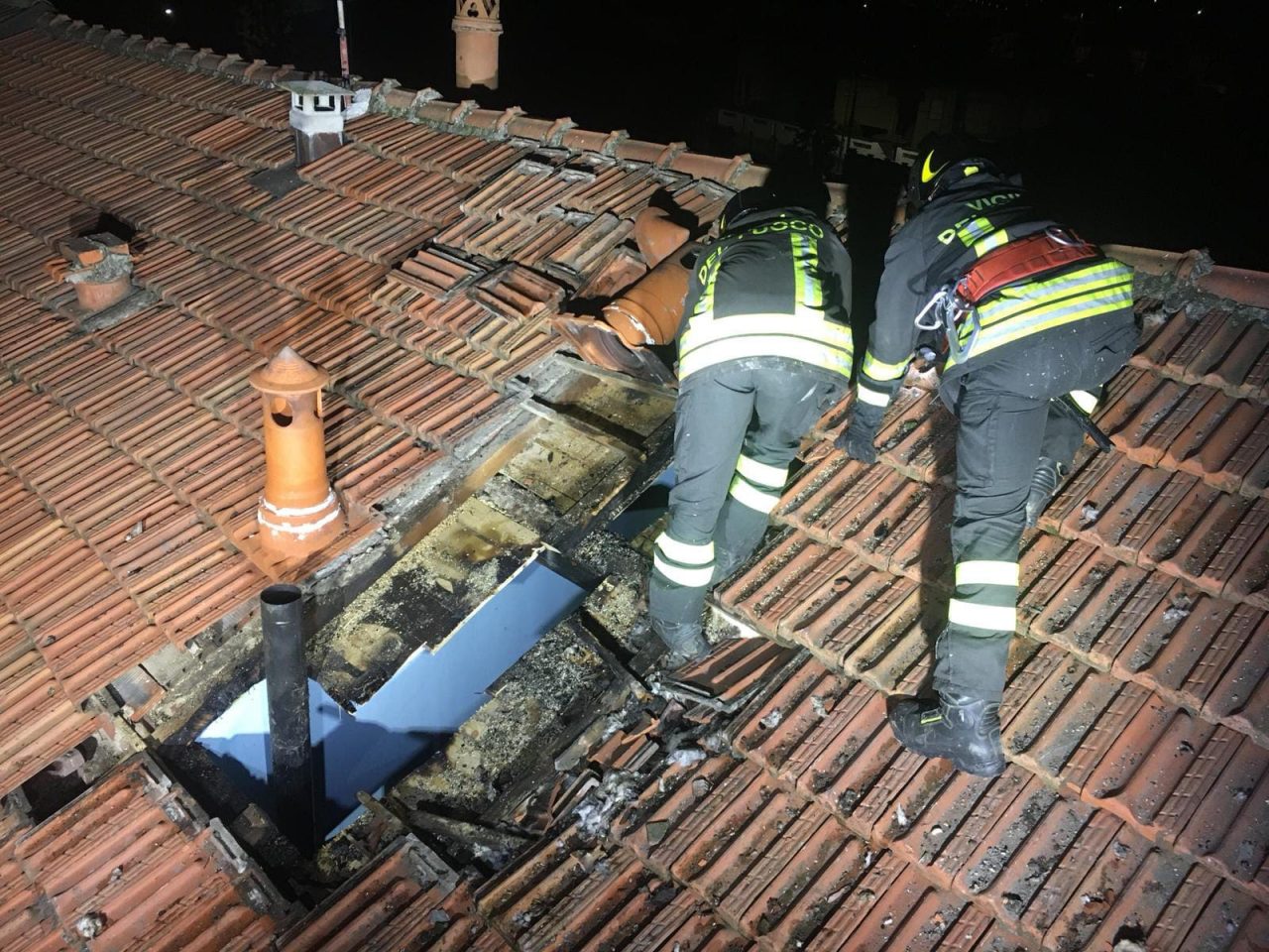 Tetto in fiamme a Trecate