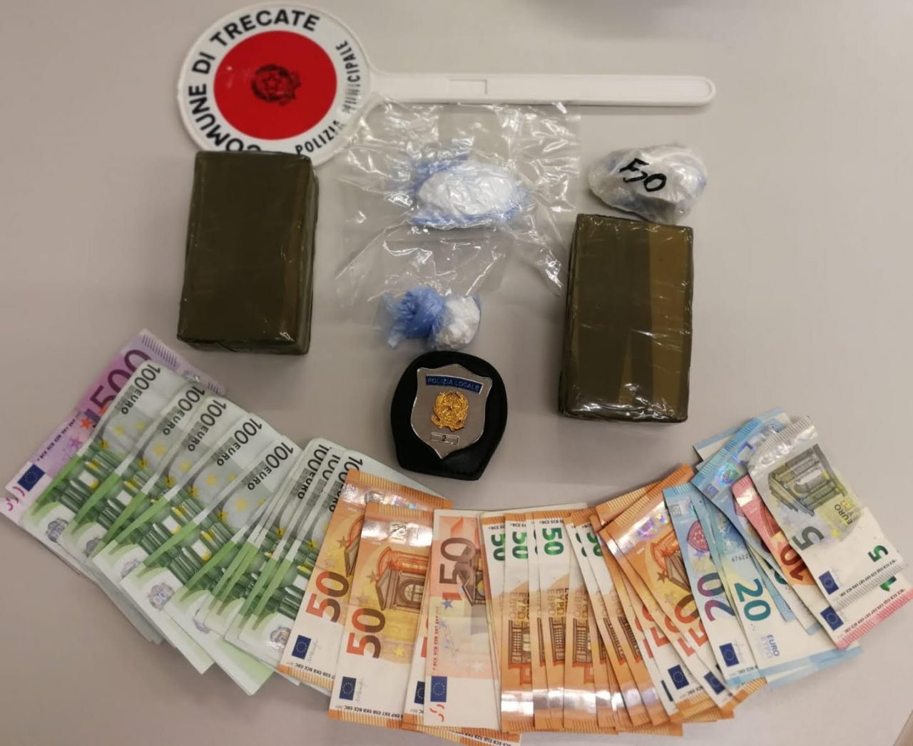 Arrestato 38enne trecatese: sequestrata droga e 3.355 euro in banconote