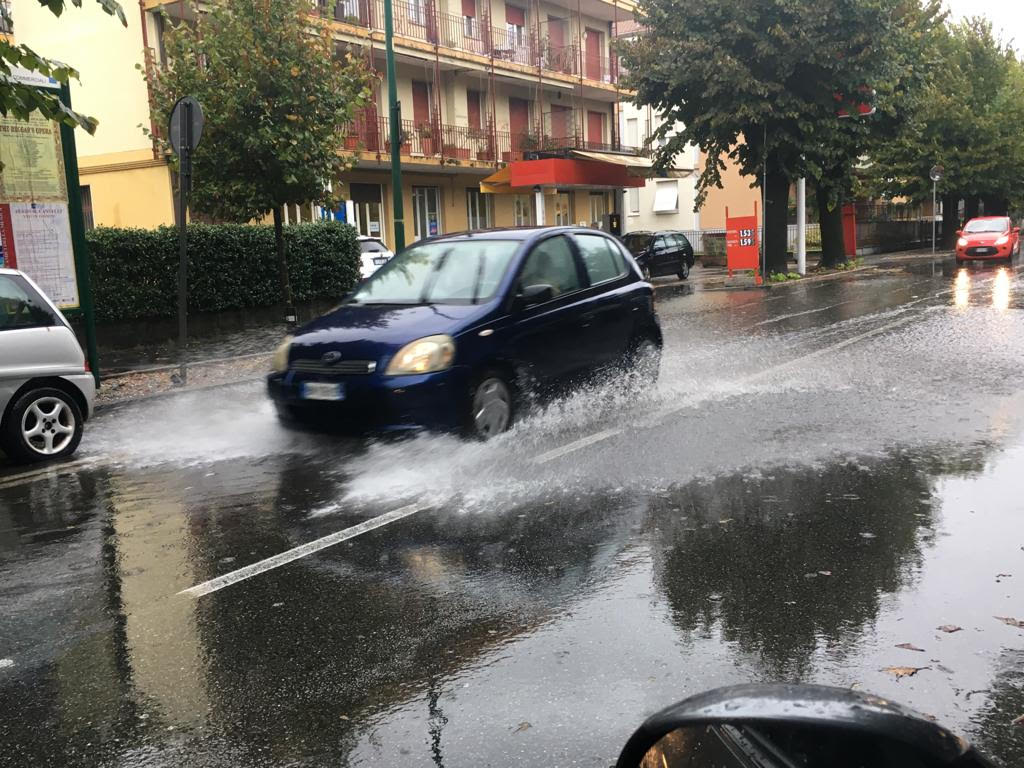 Automobilisti aronesi attenti: multe a chi schizza i pedoni