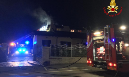 Tetto in fiamme in via Verbano a Novara