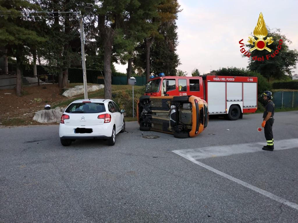 Incidente a Gozzano: due persone incastrate nell’auto ribaltata