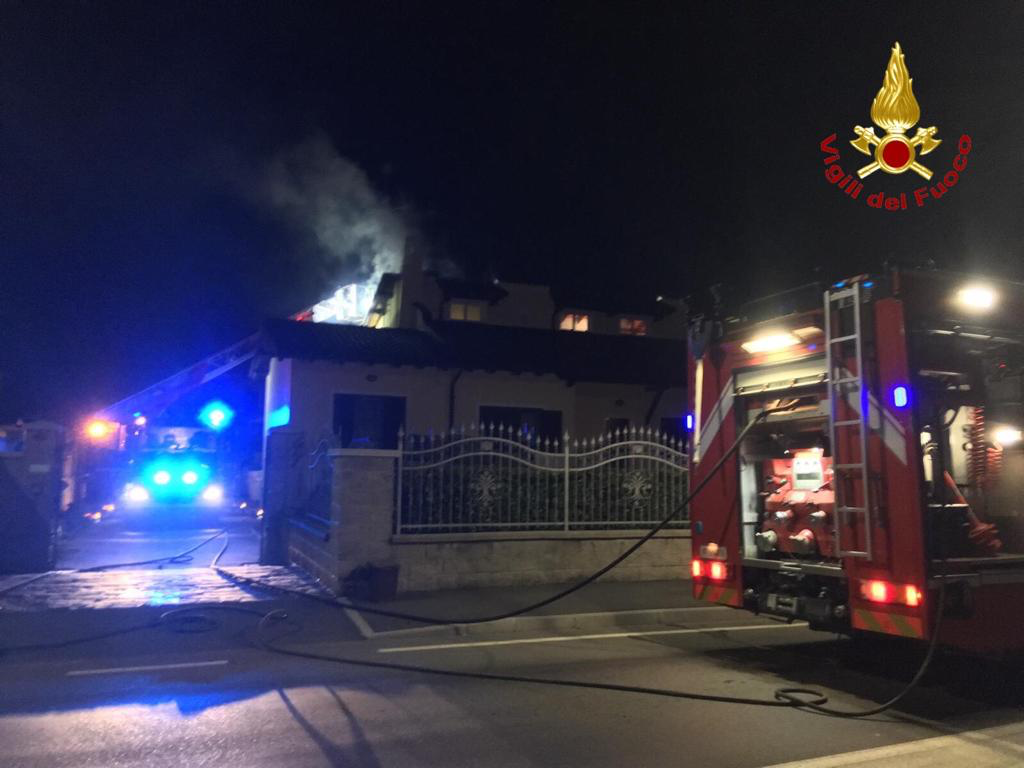 Tetto in fiamme in via Verbano a Novara
