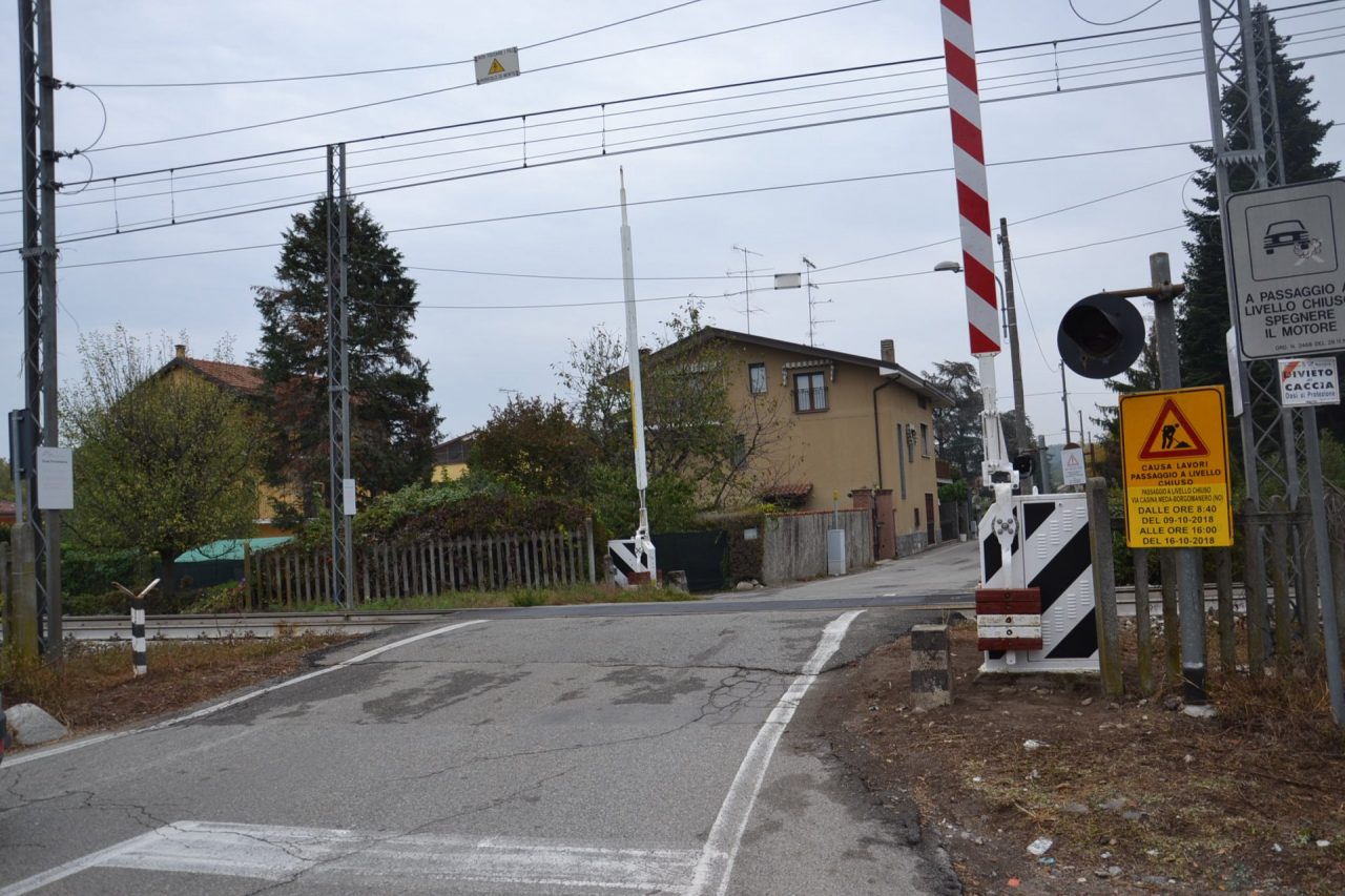 Passaggi a livello chiusi per lavori sulla linea a Borgomanero