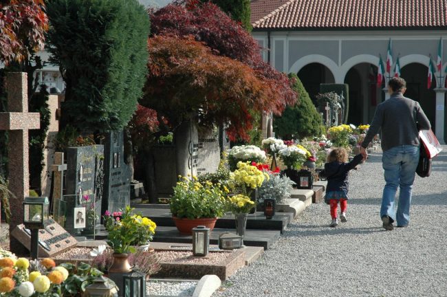 Furto shock al cimitero, rubano dalla tomba di una bimba di 2 anni