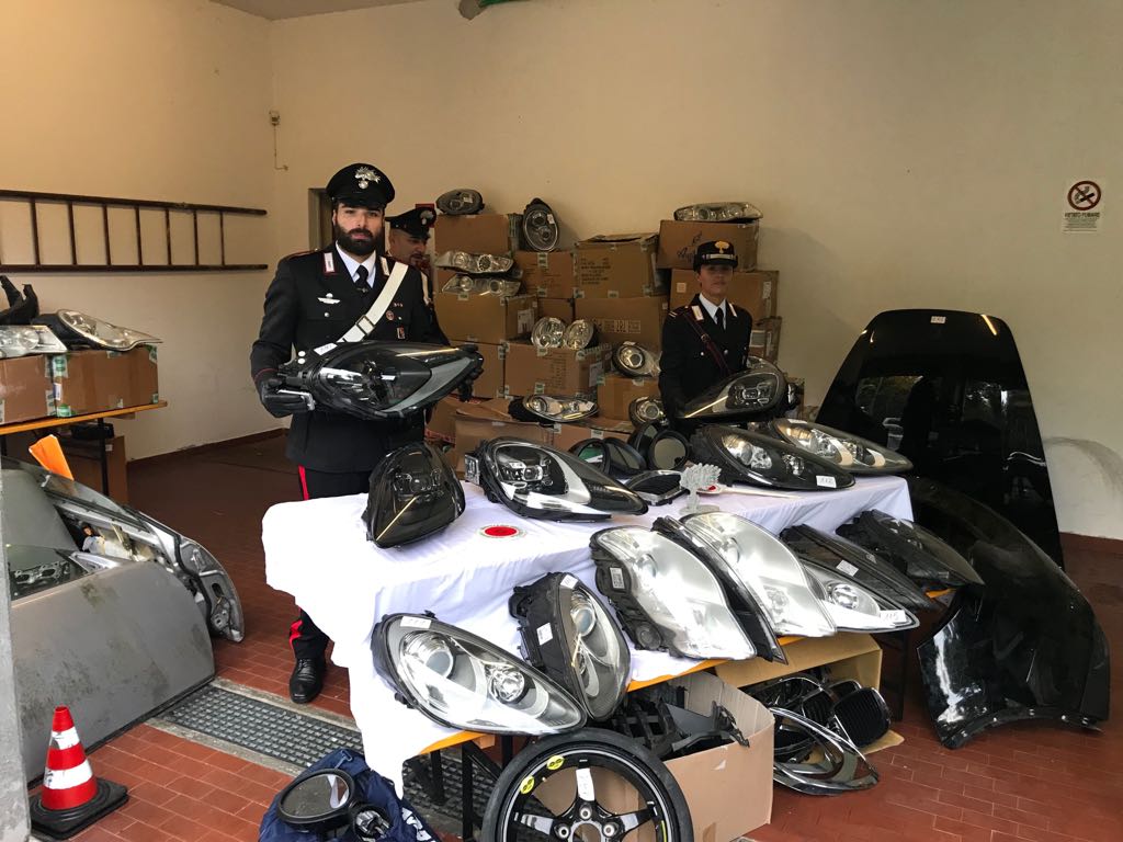 Rubava fanali di Porsche e Audi anche ad Arona – FOTO e VIDEO