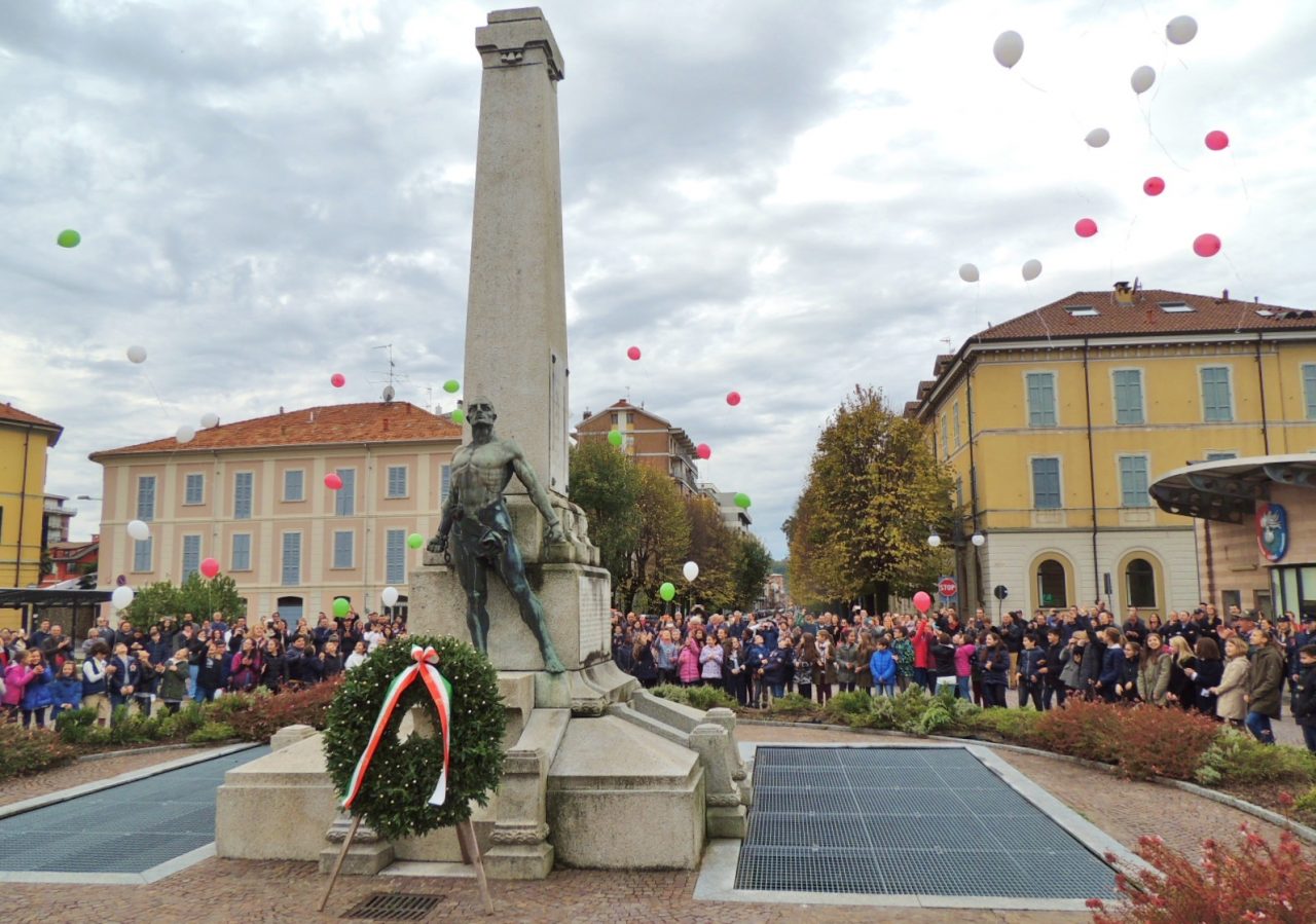 Il giorno in cui venne inaugurato il monumento ai Caduti di Borgomanero fu assaltata la Casa del popolo
